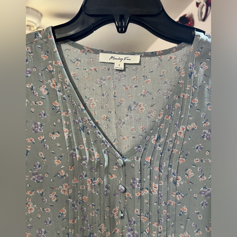 BLOUSE. Short flutter sleeved blouse. Size small. - Picture 3 of 3